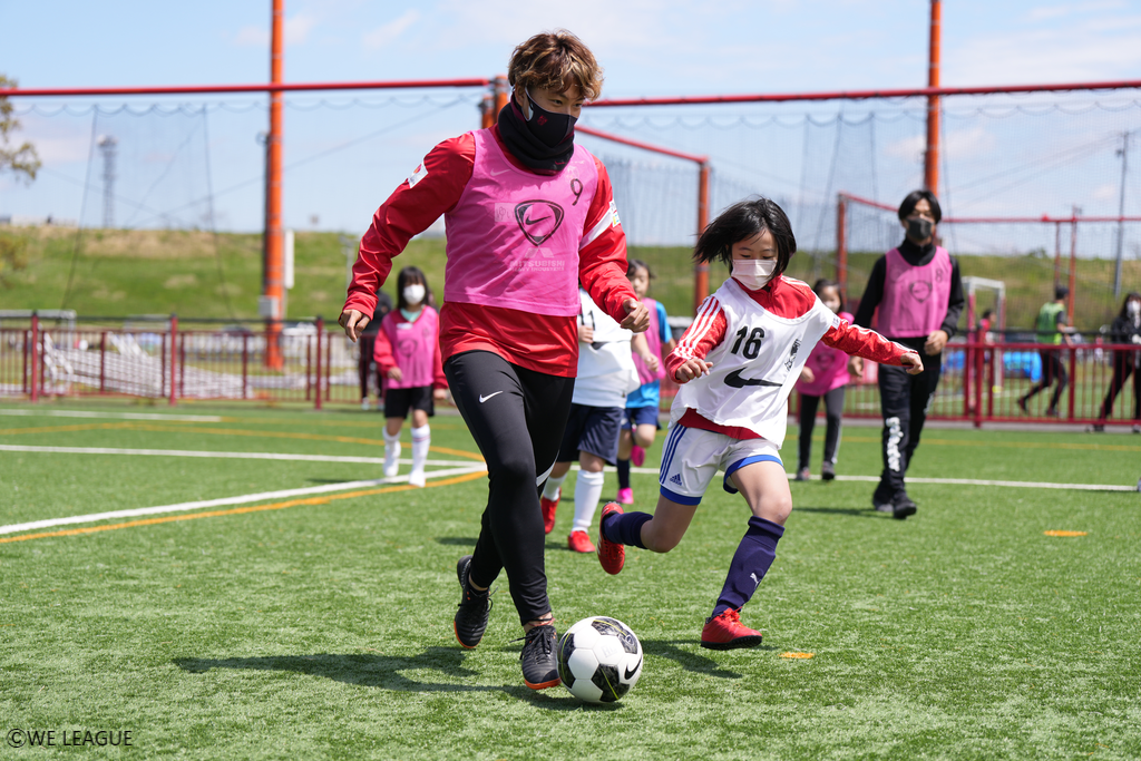 We Action Day Weリーガーとの交流で少女たちに輝く未来を 浦和が選手主導のキッズサッカー教室を開催 Weリーグ Women Empowerment League